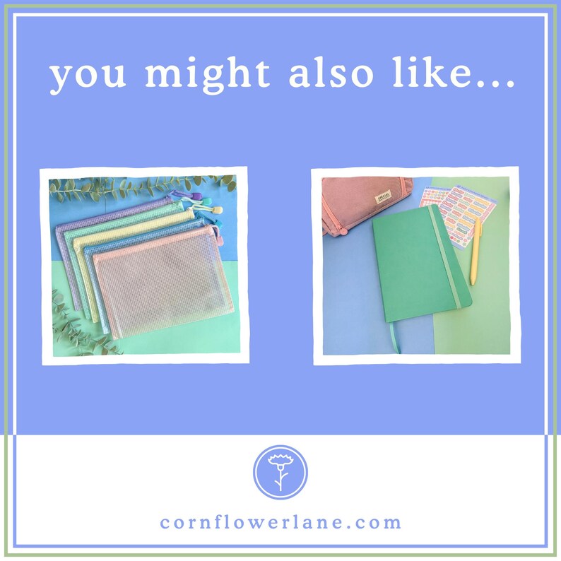 Puede incluir: Un gr&aacute;fico con el texto you might also like... que muestra un conjunto de cinco estuches de malla transl&uacute;cida con cremallera en colores pastel y una imagen separada con un cuaderno verde, un estuche rosa, pegatinas y un bol&iacute;grafo amarillo.