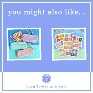 Puede incluir: Un gr&aacute;fico digital con el texto you might also like... y cornflowerlane.com. El panel izquierdo muestra tres estuches rectangulares en azul claro, rosa y morado con bol&iacute;grafos. El panel derecho muestra varias hojas de pegatinas de colores.