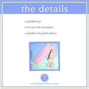 Puede incluir: Una guillotina de papel de color rosa claro con un dise&ntilde;o port&aacute;til capaz de cortar papeles de hasta tama&ntilde;o A4. El texto dice: the details, portable size, trim up to A4 size papers, available in 4 pastel colours y cornflowerlane.com.