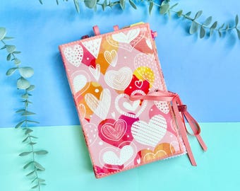 手押しスタンプで装飾されたヴィンテージのジャンクジャーナル