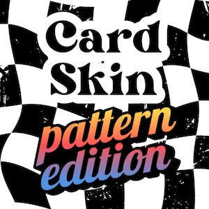 Pu&ograve; includere: Un design grafico con le parole "Card Skin" in grassetto nero, sopra "pattern edition" in una sfumatura di arancione, rosa e blu. Lo sfondo &egrave; un motivo a scacchiera in bianco e nero.