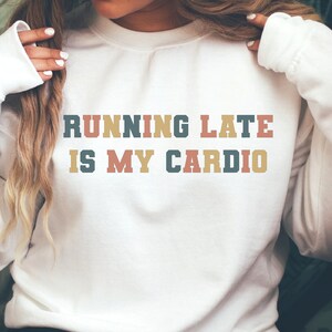 Läuft spät ist mein Cardio-T-Shirt, lustiges Cardio-Shirt, Laufshirt, laufendes T-Shirt, immer zu spät Shirt, lustiges Workout-Shirt, Mama Sweatshirt