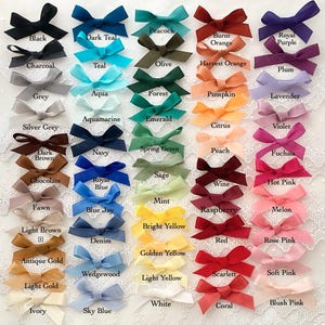 a bunch of different colors of hair bows