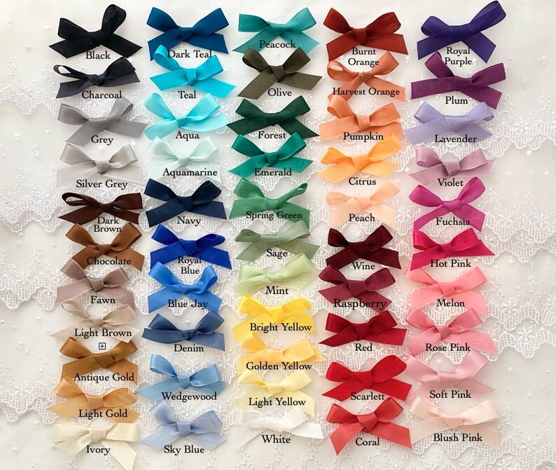 a bunch of different colors of hair bows