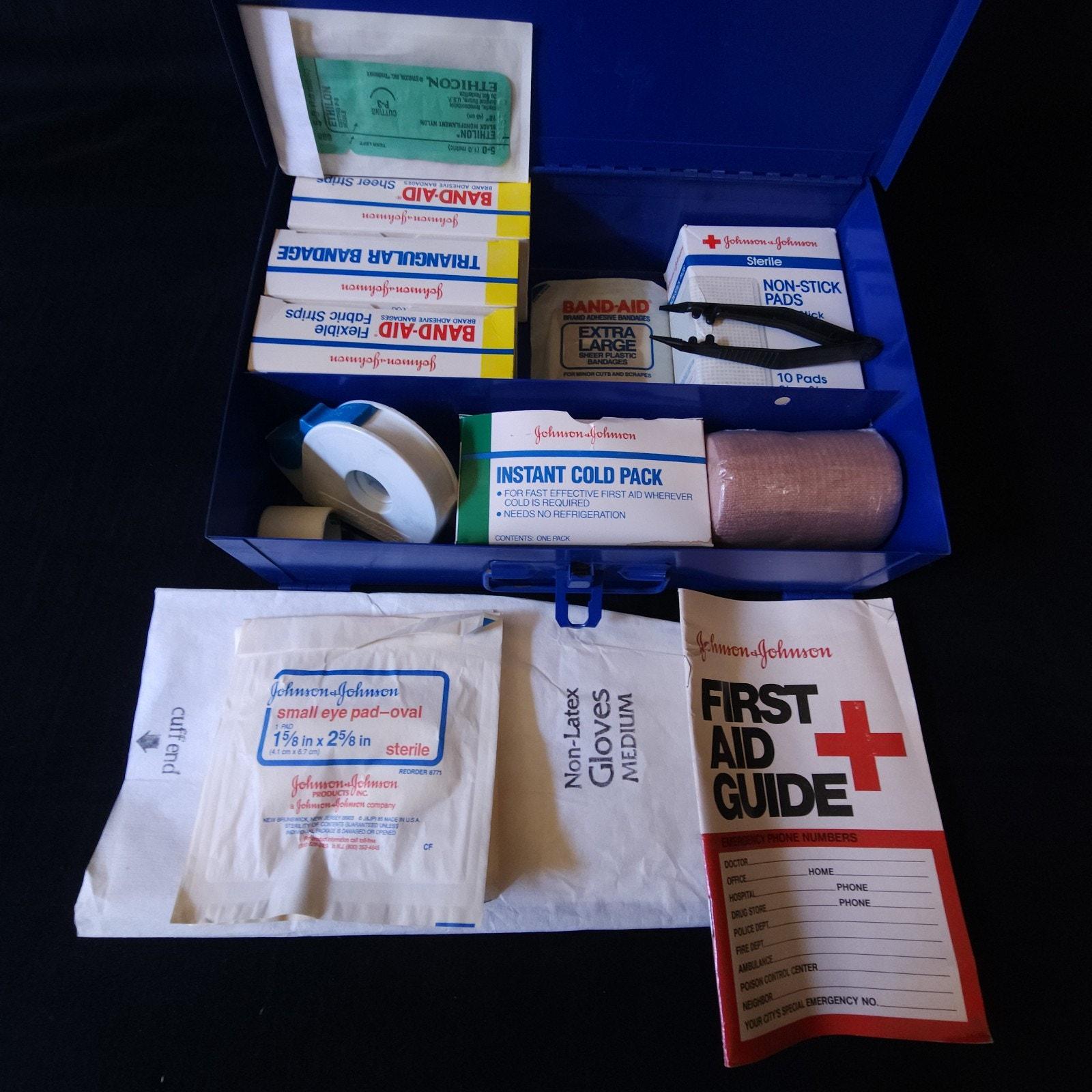Vintage johnson and johnson first aid kit - Etsy 日本
