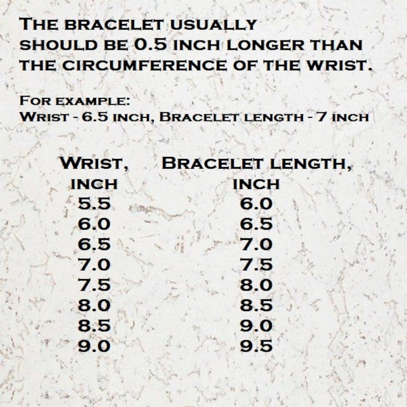 Op de afbeelding: Een maattabel voor armbanden met zwarte tekst op een lichte, gespikkelde achtergrond. Er staat dat de armband 0,5 inch langer moet zijn dan de polsomtrek, met een tabel voor polsmaten van 5,5 tot 9,0 inch en de bijbehorende lengtes.
