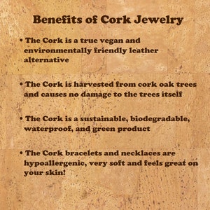 Op de afbeelding: Een lichtbruine, getextureerde kurkachtergrond met donkerbruine tekst onder de titel Benefits of Cork Jewelry. Vier opsommingstekens beschrijven kurk als een veganistisch leeralternatief, geoogst zonder schade aan bomen, duurzaam, biologisch afbreekbaar, waterdicht en hypoallergeen voor armbanden en kettingen.