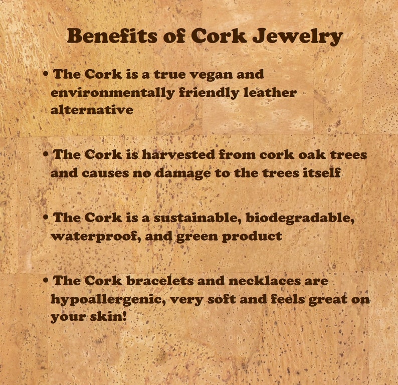Op de afbeelding: Een lichtbruine, getextureerde kurkachtergrond met donkerbruine tekst onder de titel Benefits of Cork Jewelry. Vier opsommingstekens beschrijven kurk als een veganistisch leeralternatief, geoogst zonder schade aan bomen, duurzaam, biologisch afbreekbaar, waterdicht en hypoallergeen voor armbanden en kettingen.