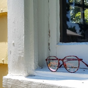 Blue light glasses shaped Y2K over sized retro style with ruby color frame. Special plastic material makes its lightweight and adjustable. They feel comfortable on your ears and nose. No color change through the lenses.