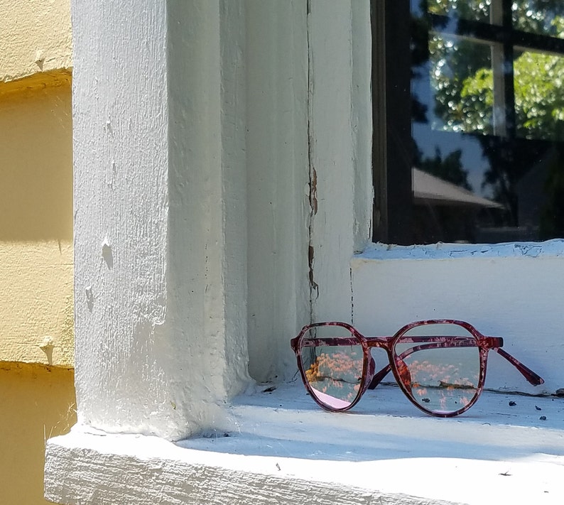 Blue light glasses shaped Y2K over sized retro style with ruby color frame. Special plastic material makes its lightweight and adjustable. They feel comfortable on your ears and nose. No color change through the lenses.
