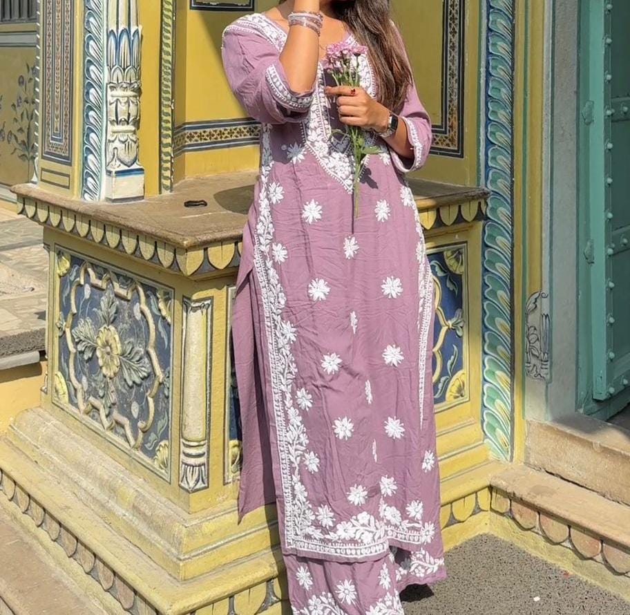 Conjunto palazzo kurti bellamente elaborado con intrincados bordados Chikankari.