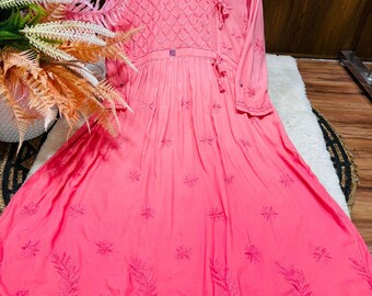 Vestido Angrakha Chikankari de Lucknowi hecho a mano / Elegante kurti de rayón bordado a mano para mujer / Ropa de verano / Kurtis hechos a mano