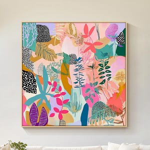 Puede incluir: Una gran pieza de arte mural cuadrada que presenta una vibrante composición botánica abstracta con formas superpuestas en tonos rosa intenso, azul verdoso, amarillo mostaza, morado y patrones en blanco y negro, enmarcada en madera clara.