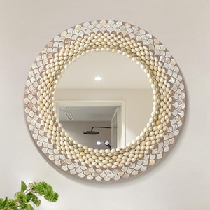 Specchio rotondo con conchiglie color crema, decorazione murale a squame, cornice con conchiglie, specchio boho da spiaggia