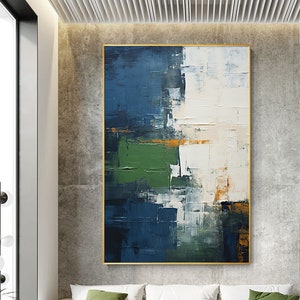 Op de afbeelding: Een groot rechthoekig abstract schilderij met dikke, getextureerde penseelstreken in diep marineblauw, bosgroen en crèmewit. De compositie bevat subtiele horizontale strepen in okergeel, omlijst door een dunne gouden rand.