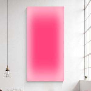 Puede incluir: Una gran pieza de arte mural rectangular que presenta un degradado rosa intenso que transita desde un centro profundo y saturado hacia un tono rosa más claro y suave en los bordes, montada verticalmente en una pared blanca.
