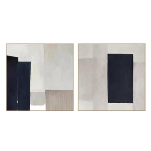 Pu&ograve; includere: Due dipinti astratti in stile minimalista. Il dipinto a sinistra presenta un rettangolo blu scuro su uno sfondo grigio chiaro. Il dipinto a destra presenta un rettangolo blu scuro su uno sfondo grigio chiaro con un rettangolo marrone chiaro.