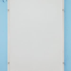 Puede incluir: Un marco rectangular blanco con un frente de acrílico transparente, montado en una pared azul claro.