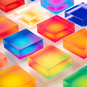 Puede incluir: Una serie de bloques cuadrados transl&uacute;cidos y coloridos en tonos rojo, naranja, amarillo, verde, azul y rosa. Los bloques parecen estar hechos de resina o un material similar, con un efecto degradado.