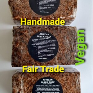 Puede incluir: Tres barras de jab&oacute;n negro africano, 100% natural, apiladas una encima de la otra. Las barras est&aacute;n envueltas en pl&aacute;stico transparente y tienen un color marr&oacute;n oscuro. La barra superior tiene las palabras "Handmade" impresas en letras amarillas. La barra del medio tiene las palabras "Fair Trade" impresas en letras amarillas. La barra inferior tiene las palabras "Vegan" impresas en letras verdes. Cada barra tiene una etiqueta con las palabras "African Black Soap" e informaci&oacute;n sobre el producto.