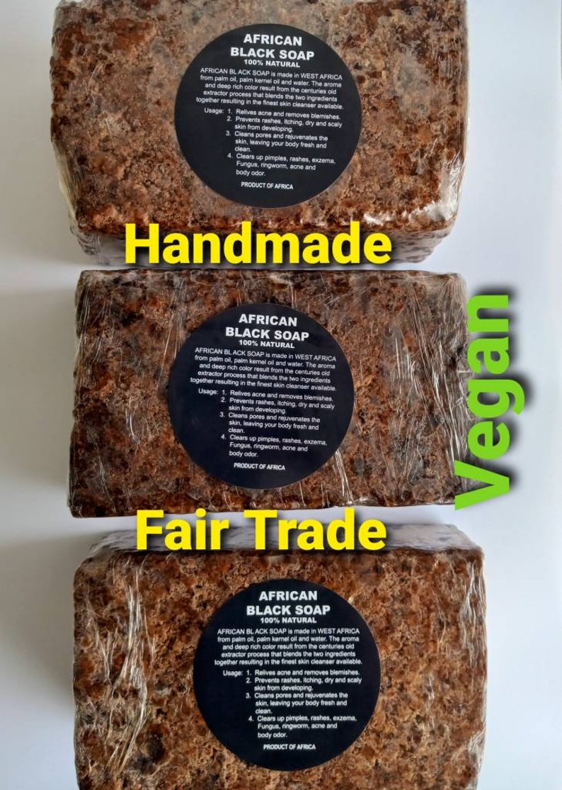 Puede incluir: Tres barras de jab&oacute;n negro africano, 100% natural, apiladas una encima de la otra. Las barras est&aacute;n envueltas en pl&aacute;stico transparente y tienen un color marr&oacute;n oscuro. La barra superior tiene las palabras "Handmade" impresas en letras amarillas. La barra del medio tiene las palabras "Fair Trade" impresas en letras amarillas. La barra inferior tiene las palabras "Vegan" impresas en letras verdes. Cada barra tiene una etiqueta con las palabras "African Black Soap" e informaci&oacute;n sobre el producto.