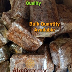 Puede incluir: Una pila de barras de jab&oacute;n negro africano marr&oacute;n envueltas en pl&aacute;stico transparente. Las barras de jab&oacute;n est&aacute;n etiquetadas con "Premium Quality" y "Bulk Quantity Available". La barra inferior est&aacute; etiquetada con "AfroCosmetics".