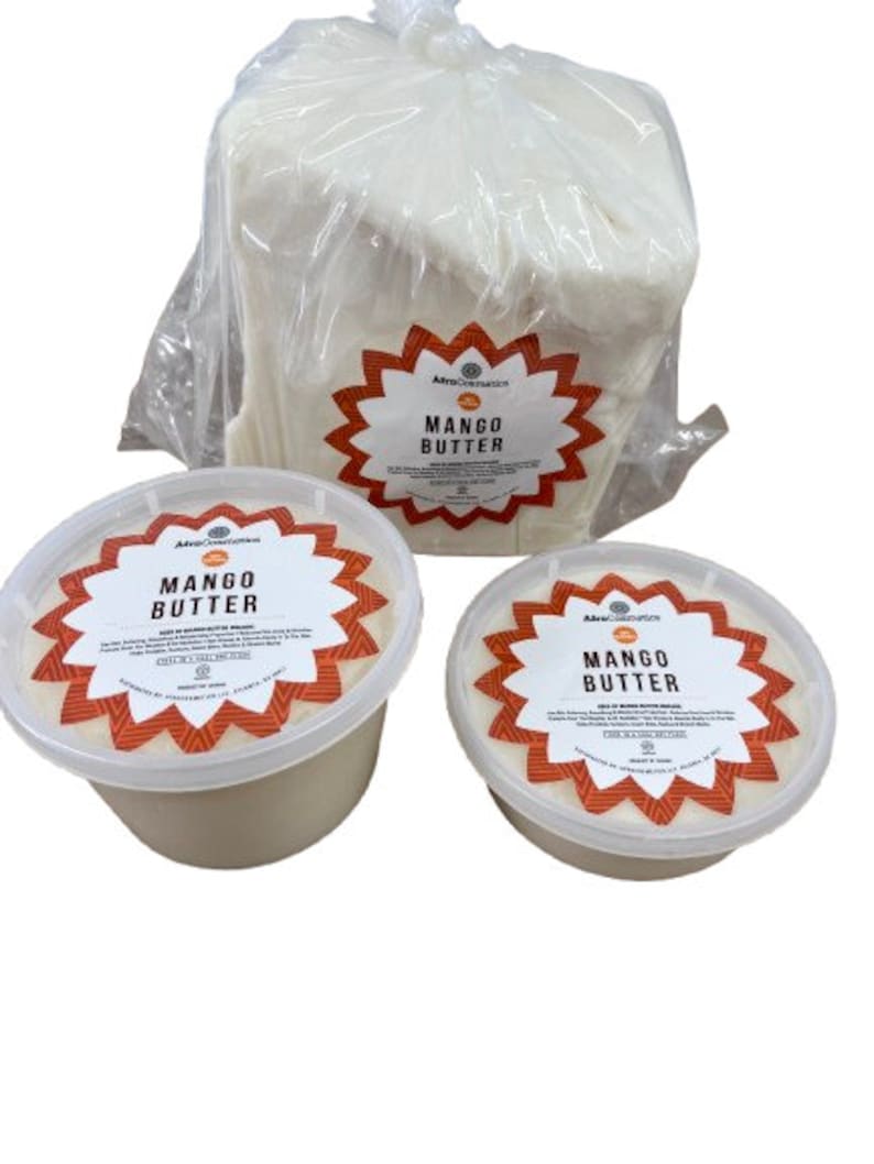 Puede incluir: Tres recipientes de manteca de mango, un bloque grande en una bolsa de pl&aacute;stico y dos recipientes m&aacute;s peque&ntilde;os. Los recipientes tienen una etiqueta roja y naranja con el texto "AfroCosmetics Mango Butter".