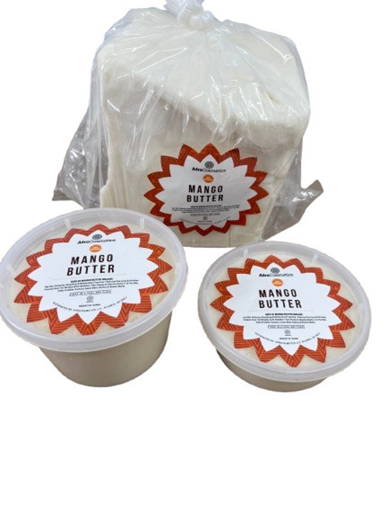 Puede incluir: Tres recipientes de manteca de mango, un bloque grande en una bolsa de pl&aacute;stico y dos recipientes m&aacute;s peque&ntilde;os. Los recipientes tienen una etiqueta roja y naranja con el texto "AfroCosmetics Mango Butter".