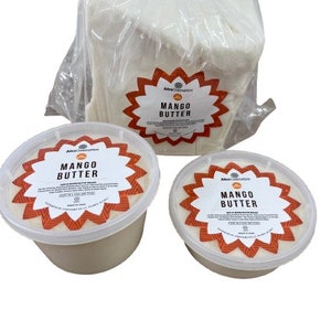 Puede incluir: Tres recipientes de manteca de mango, un bloque grande en una bolsa de pl&aacute;stico y dos recipientes m&aacute;s peque&ntilde;os. Los recipientes tienen una etiqueta roja y naranja con el texto "AfroCosmetics Mango Butter".
