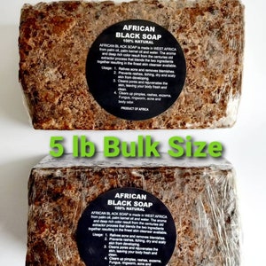 Puede incluir: Dos barras de jab&oacute;n negro africano, 100% natural, envueltas en pl&aacute;stico. El jab&oacute;n se elabora en &Aacute;frica Occidental a partir de aceite de palma, aceite de palmiste y agua. Las barras pesan 5 libras cada una y est&aacute;n etiquetadas como "Jab&oacute;n negro africano 100% natural".