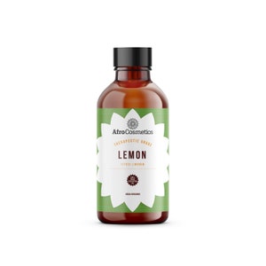 以下が含まれることがあります： 黒いキャップが付いた茶色のガラス瓶で、ラベルには「AfroCosmetics Therapeutic Grade Lemon Citrus Limonum」と記載されており、緑と白のラベルには花柄のデザインと「USDA Organic」の文字が書かれています。
