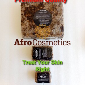 Puede incluir: Tres barras de jab&oacute;n negro africano, 100% natural, en diferentes tama&ntilde;os. La barra m&aacute;s grande est&aacute; envuelta en pl&aacute;stico y tiene una etiqueta que dice "Jab&oacute;n negro africano 100% natural". La etiqueta enumera los beneficios del jab&oacute;n, incluyendo la limpieza, la exfoliaci&oacute;n y el tratamiento de las afecciones de la piel. El jab&oacute;n se elabora en &Aacute;frica Occidental a partir de aceite de palma, pl&aacute;tano y manteca de karit&eacute;. El texto "Calidad superior" est&aacute; en la parte superior de la imagen, y el texto "Afro Cosmetics" est&aacute; debajo de la barra de jab&oacute;n m&aacute;s grande. El texto "Trata tu piel correctamente" est&aacute; debajo de la barra de jab&oacute;n del medio.