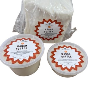 Puede incluir: Tres recipientes de manteca de mango, un bloque grande en una bolsa de pl&aacute;stico y dos recipientes m&aacute;s peque&ntilde;os. Los recipientes tienen una etiqueta roja y naranja con el texto "AfroCosmetics Mango Butter".