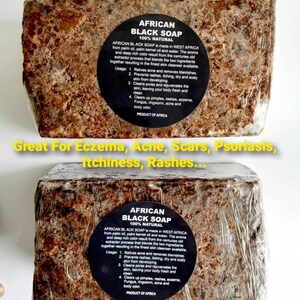 Puede incluir: Dos barras de jab&oacute;n negro africano, 100% natural, hecho en &Aacute;frica Occidental a partir de aceite de palma, aceite de palmiste y agua. El jab&oacute;n est&aacute; envuelto en pl&aacute;stico transparente y es de color marr&oacute;n. El texto en el jab&oacute;n dice "Jab&oacute;n negro africano 100% natural" y enumera los ingredientes y usos del jab&oacute;n. El texto tambi&eacute;n dice "Excelente para el eccema, el acn&eacute;, las cicatrices, la psoriasis, la picaz&oacute;n, las erupciones cut&aacute;neas..."