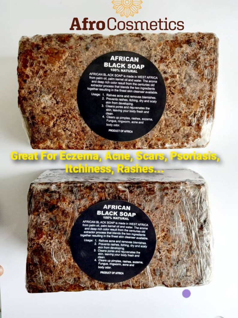 Puede incluir: Dos barras de jab&oacute;n negro africano, 100% natural, hecho en &Aacute;frica Occidental a partir de aceite de palma, aceite de palmiste y agua. El jab&oacute;n est&aacute; envuelto en pl&aacute;stico transparente y es de color marr&oacute;n. El texto en el jab&oacute;n dice "Jab&oacute;n negro africano 100% natural" y enumera los ingredientes y usos del jab&oacute;n. El texto tambi&eacute;n dice "Excelente para el eccema, el acn&eacute;, las cicatrices, la psoriasis, la picaz&oacute;n, las erupciones cut&aacute;neas..."