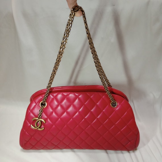 FOR COLLECTORS Authentic 95% NEW Chanel Red Handba