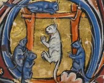 Puede incluir: Una ilustración de manuscrito iluminado medieval que representa un gato blanco con un collar azul, rodeado de tres ratones azules. El gato está de pie sobre sus patas traseras, con las patas delanteras levantadas en un gesto de saludo. Los ratones están todos mirando al gato, y uno de ellos está sosteniendo un pequeño objeto en sus patas. La ilustración está sobre un fondo dorado, con un borde rojo y naranja.