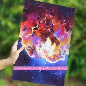 Puede incluir: Una ilustración digital de un personaje super saiyan amarillo con un fondo rojo y azul. El personaje sonríe y tiene un aura roja y azul. El fondo es una galaxia con estrellas y nebulosas. El texto "JasmineByTheBay" está en la parte inferior de la imagen.