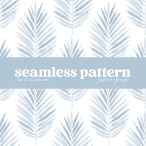 Op de afbeelding: Een naadloos patroonontwerp met lichtblauwe aquarel palmbladeren op een witte achtergrond. De tekst "seamless pattern" wordt in het wit weergegeven, samen met de naam van de ontwerper en de afmetingen.