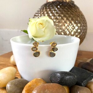 Boucles d'oreilles en or Mistral incurvées avec triple pierre de labradorite