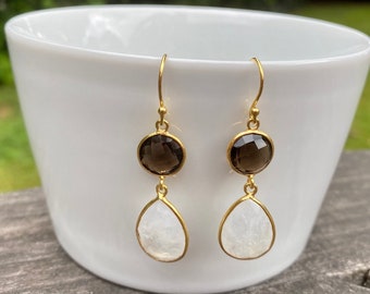 Aretes de piedras preciosas de oro con doble gota de piedra lunar y cuarzo ahumado Anya