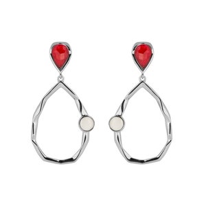 Può includere: Orecchini pendenti in argento con una pietra rossa a forma di lacrima nella parte superiore e una pietra rotonda bianca al centro del pendente.