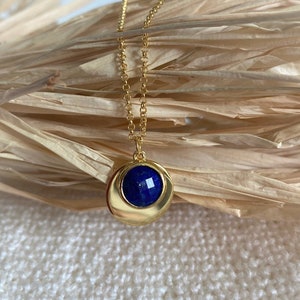 Carmen Aurora Halsband med hänge i guld med blå lapisfärgad ädelsten