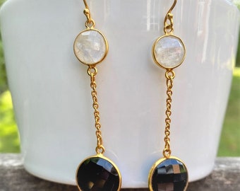 Aretes de piedras preciosas de oro con doble gota de ónix negro y piedra lunar Anya