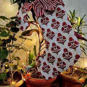 Medias navideñas estampadas a mano con estampado floral rojo de algodón acolchado