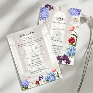 以下が含まれることがあります： 2 つのウェディング招待状。花柄のデザインで、「Laila & Hairul」の名前と「2029年2月」の日付が記載されています。青いアジサイ、赤いチューリップ、白いユリなどの花柄要素が含まれています。ソフトでエレガントな美学です。