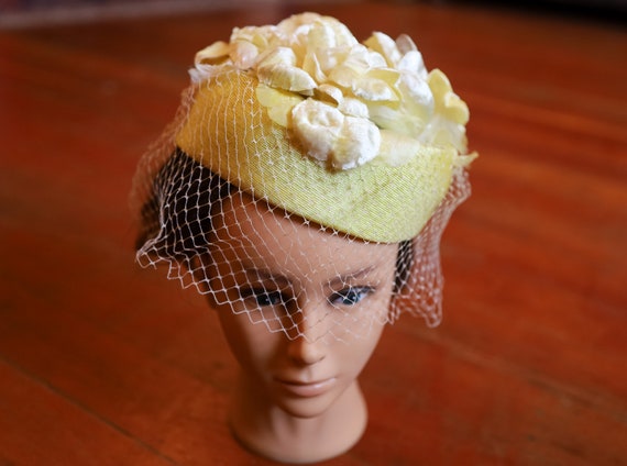 Vintage 1930s Yellow Floral Pillbox Hat with Mesh… - image 3