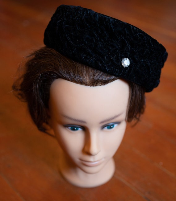 1930s Black Velvet Pillbox Hat//new 