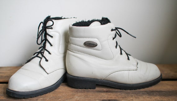 Vintage 80s/90s White Ankle Shoes//FLEECE LINING//