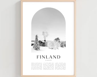 以下が含まれることがあります： フィンランドの冬の風景を描いた、額入りの白黒プリント。雪に覆われた風景には家と木々があり、大きな文字で「FINLAND」と書かれています。プリントは明るい色の木製フレームに入っています。